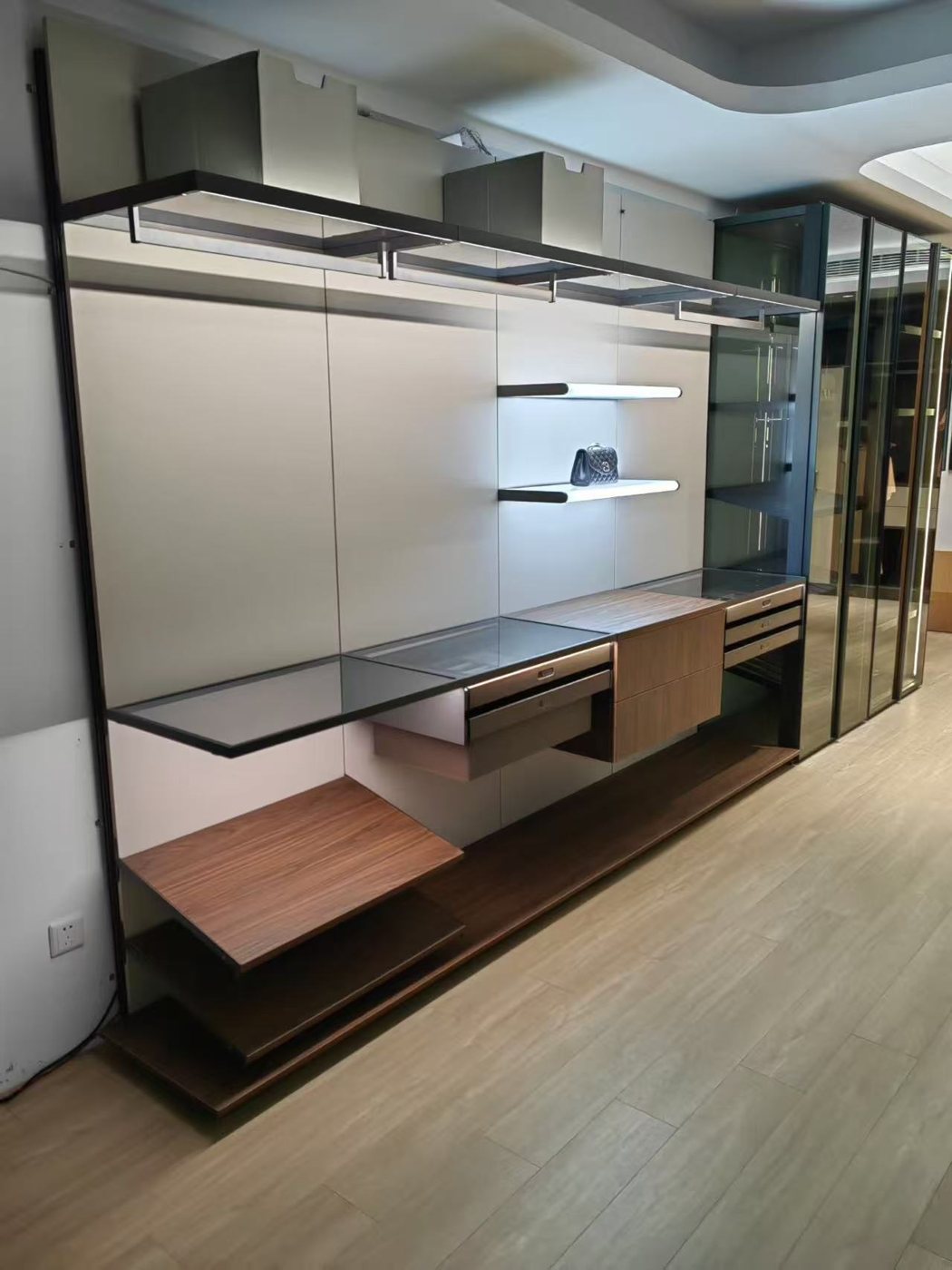 Aluminium wardrobe frame